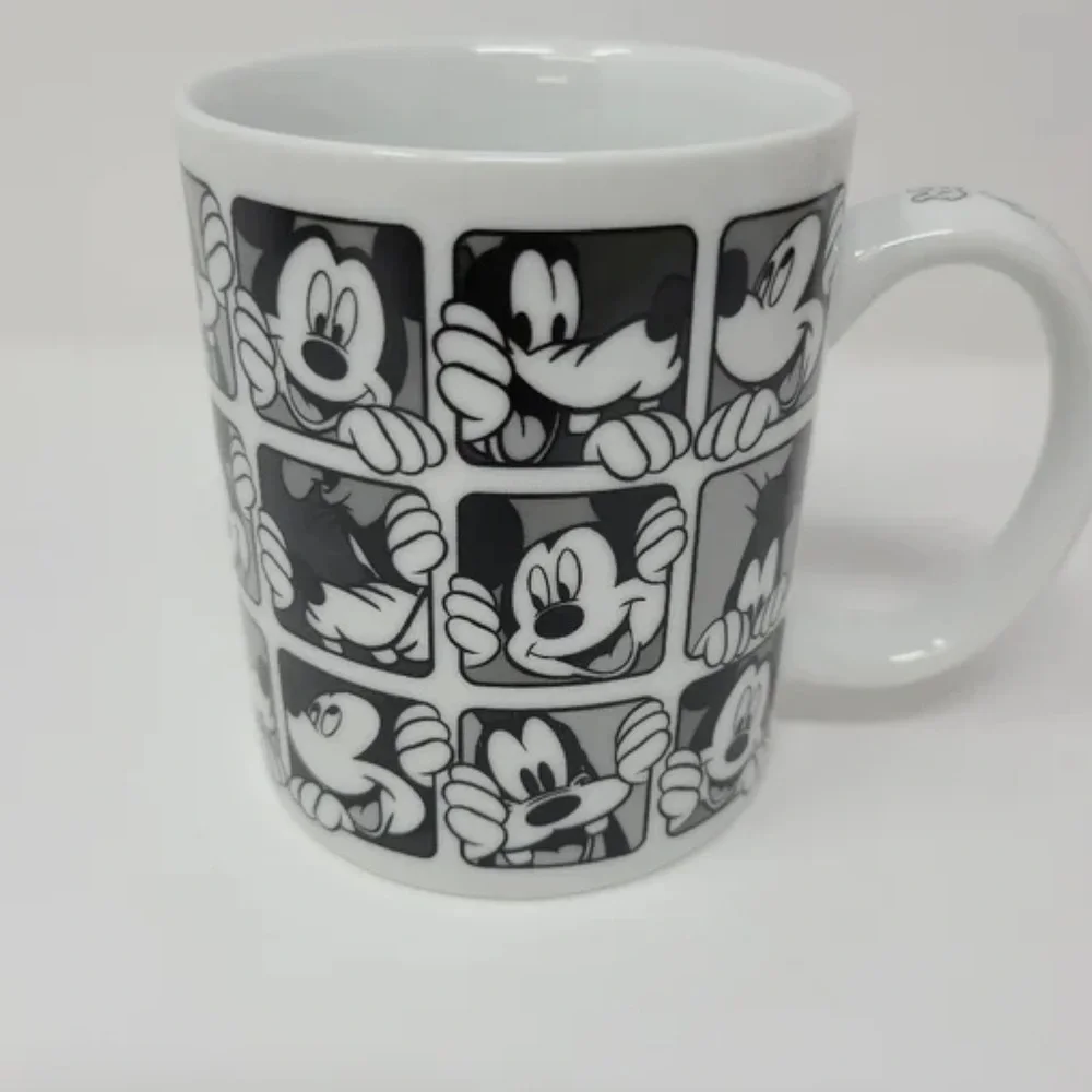 ❤️ BNWOT Disney Mickey Mouse and Goofy Black and White Mug Unisex Gift - Picture 4 of 6